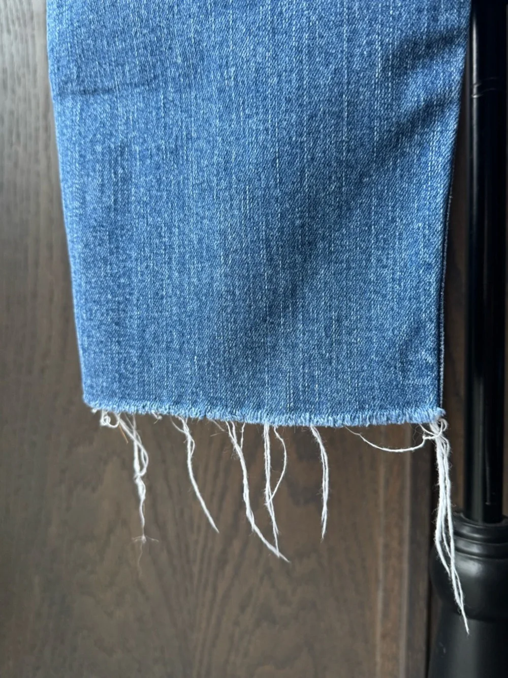 Old Navy Women's Medium Blue Distressed  Midrise Boyfriend raw hem cropped jeans - Picture 5 of 6